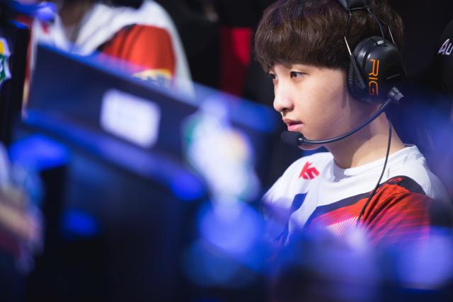 阿劳霍在巴萨已被罚下5次，本世纪仅次于皮克、莫塔和马克斯