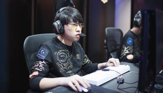 里夫斯成湖人队史第七位单场至少40+10助的球员